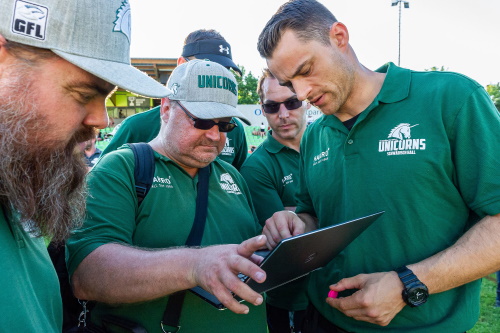 Friedmann Hesse, Datenanalyst der Schwäbisch Hall Unicorns im Gespräch mit Trainern