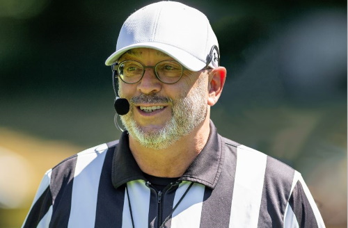 Schiedsrichter Heinz Sauer leitet den German Bowl