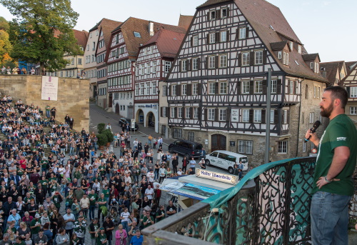 Schwäbisch Hall Unicorns Jordan Neuman auf dem Marktplatz