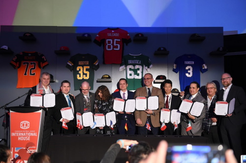 Gruppenbild der Gründungsversammlung International Alliance of Gridiron Football (IAGF)  mit Carsten Dalkowski