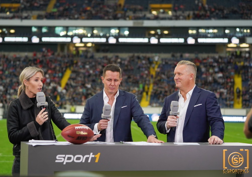 Die Sport 1 Moderatoren Laura Papendick, Sascha Gehloff und Maximilian von Garnier