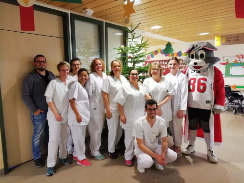 Das Maskottechen Willi von den Kirchdorf Wildcats besucht die Kinderstation