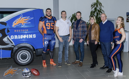 Gzim Musa, Jens Putzier, Tom Scheffler, Arica Kopp, Axel Erdmann, Lea Walter bei der Übergabe der Teamtransporter für die Rostock Griffins