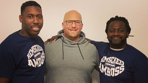 Alexis Moore (l.) und Darion Neal (r.) gemeinsam mit Amboss-Präsident Christian Müller (M.)