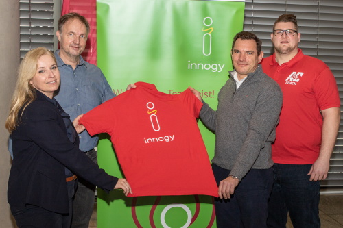 Petra Kox präsentiert gemeinsam mit Präsident Wilfried Ziegler, Marketing-Consultant Oliver Schmidt und MiB-Coach Florian Hartmann das neue Coaches-Shirt