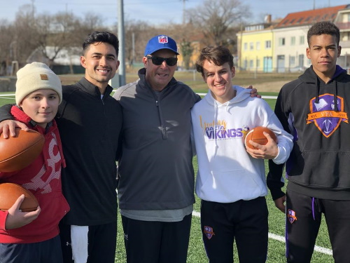 Steve Fairchild (m.) mit den Dacia Vienna Vikings Quarterbacks (v.l.n.r.): Michael Szabo,, Jake Sullivan, Nico Hrouda and Raphael Höller.