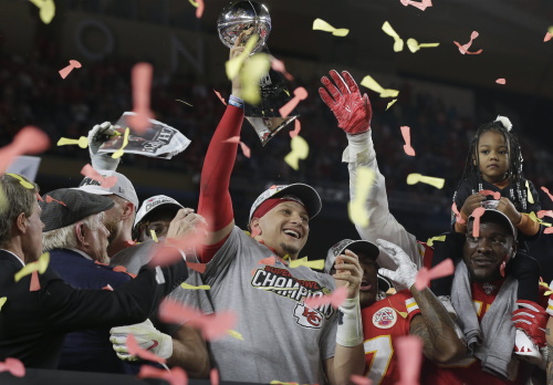 Patrick Mahomes,Quarterback des Superbowlsiegers Kansas City Chiefs mit der Vince Lombardy Trophäe