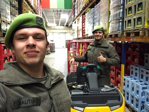 LB Moritz Elmauthaler und OL Nicolas Galanos helfen als Heeressportler bei REWE