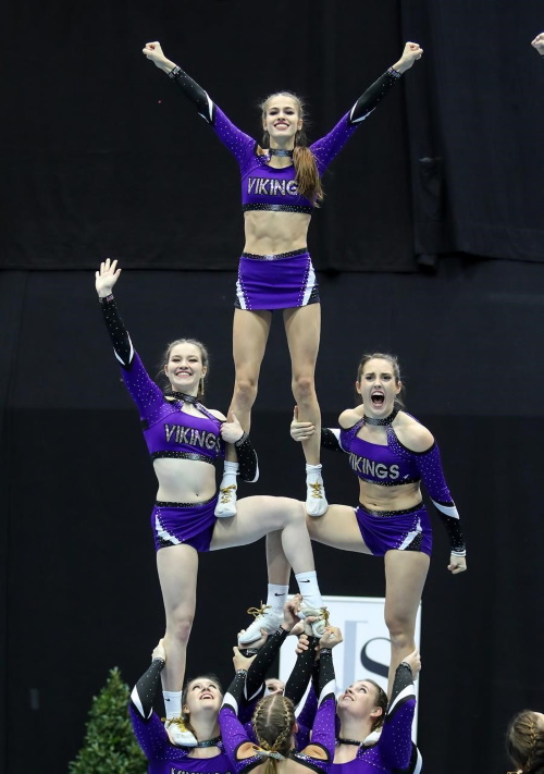 Die Cheerleader der Dacia Vikings bei einer Pyramide mit Jessi Farthofer