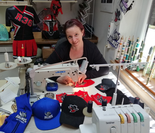 Susanne Naber von den Mannheim Bandits beim Nähen von Atemschutzmasken