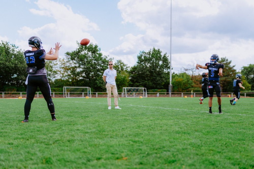 Bad Homburg Sentinels Quarterbacks Jasper Small und Leon Reitz mit Offensive Coordinator Maximilian Schwarz vor dem Trainingsspiel