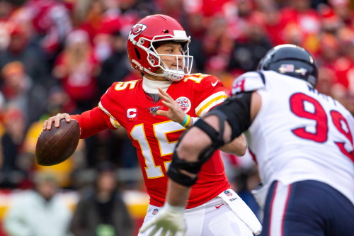 Patrick Mahomes wird von JJ Watt attackiert