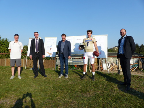 v.l.n.r. Monarchs-Trainer Ulz Däuber, Staatsminister Roland Wöller, Monarchs-Präsident Sören Glöckner, U19-Quarterback Marvin Schöne und AFVS-Präsident und Staatsminister Christian Piwarz