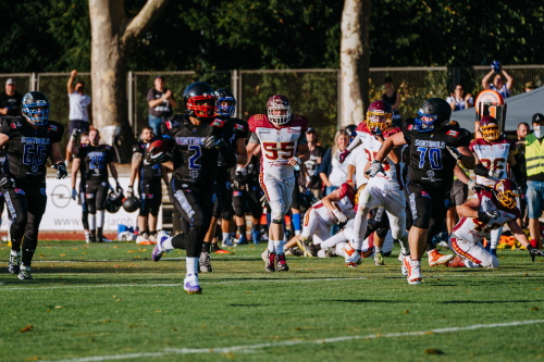Cushan Davis #2 Bad Homburg Sentinels bei seinem Touchdown gegen die Rüsselsheim Crusaders