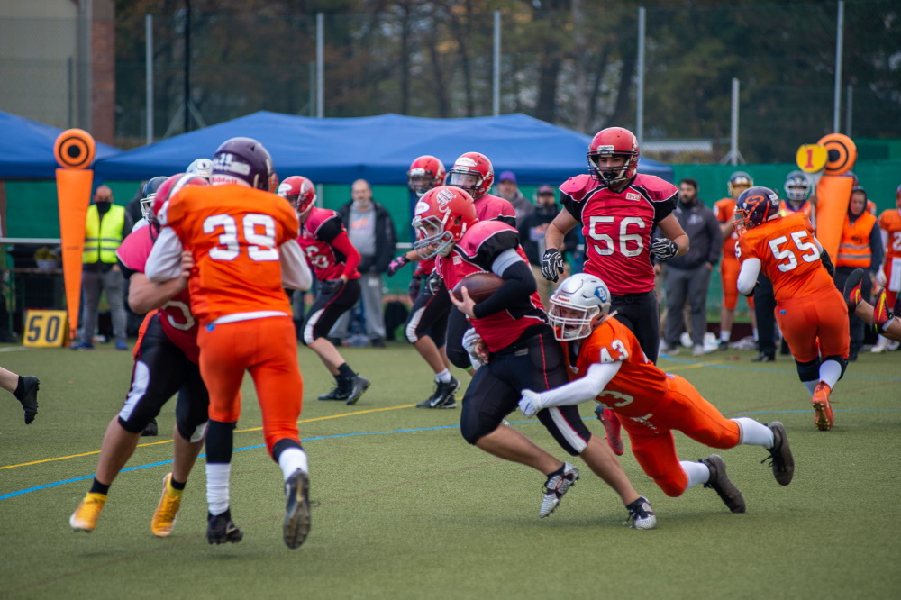 Ballträger Nick Doll und #56 Ali Suleymann, Seniors der Marburg Mercenaries