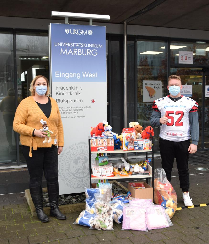 Bettina Viehl und Leon Böttner bei der Spendenaktion der Marburg Mercenaries für das Universitätsklinikum Marburg