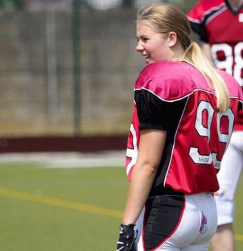 Pia Schwarz hat Profi Vertrag für American Football Team in USA