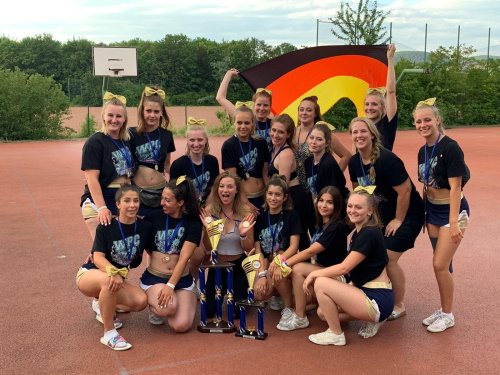 Kim Stark und die Wiesbaden Phantoms Cheerleader bei der EM 2019