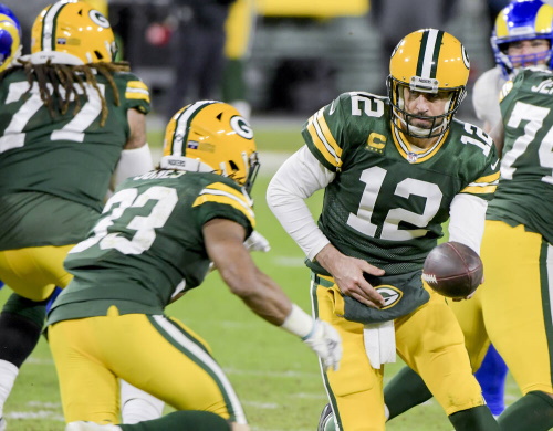 Aaron Rodgers bei der Ballübergabe