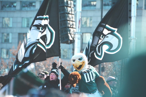 Maskottchen und Fans der Philadelphia Eagles