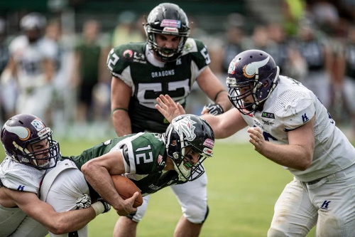 Dacia Vikings DE #91 Nico Plenert bringt Dragons QB Jeffries zu Boden. Archivfoto Juni 2019