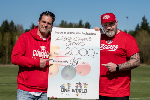 Carsten Spengemann (l.) übergab den symbolischen Scheck an Cougars-Marketingchef Frank Mendritzki