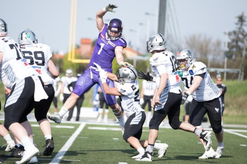 Dacia Vikings Defensive End #1 Leon Balogh und der Rest der Vikings Defense zeigte Big Plays im AFL Kracher.