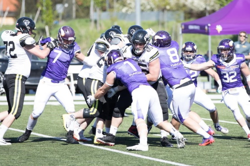 Die Dacia Vikings Defense #7 Vito Millauer, #1 Leon Balogh, #8 Oskar Kranich, #32 Luis Horvath