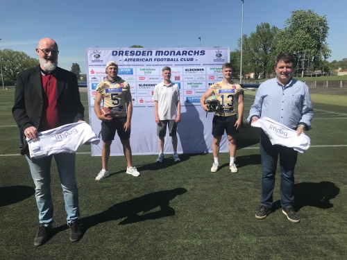 v.l.n.r. impaq-Geschäftsführer Andreas Alexander Müller, Quarterback Kyle James Carta-Samuels, Headcoach Ulz Däuber, Wide Receiver Robin Wilzeck und Monarchs-Präsident Sören Glöckner