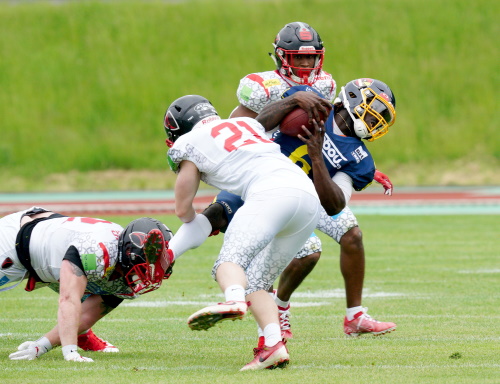 Cardinals Quarterback Joe Newmann unter Druck