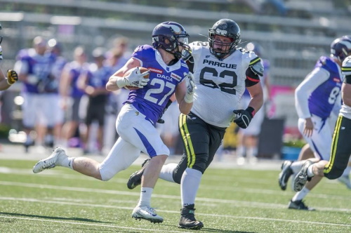 #27 Niko Huszar gelang im Hinspiel eine Interception