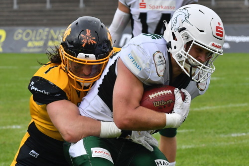 Cowboys #1 Ryan Newell stoppt einen Angriff der Unicorns