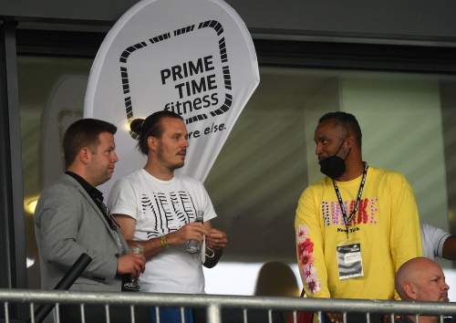 v.l.n.r.: Alexander Korosek, Eintracht Legende Alex Meier und ELF Commissioner Patrick Esume