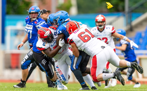 Robert Heyward und Nico Koch #61 stoppen die Comets