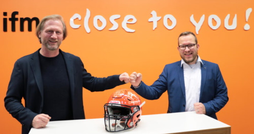 ifm Geschäftsführer Personal und Mitglied der zentralen Geschäftsführung Steffen Fischer (li.) und Ronny Rühlemann (re.), Leiter Marketing der Razorbacks, besiegeln die Ausweitung der Partnerschaft.