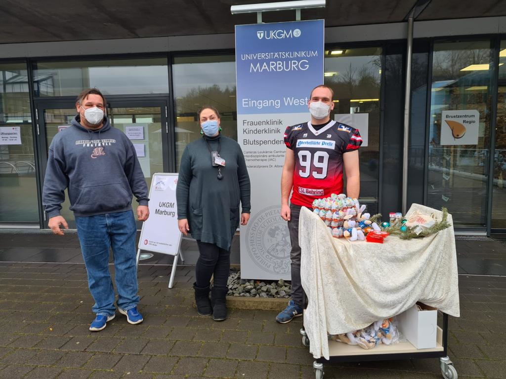 v.l.n.r. Matthias Dalwig, Vertreterin der Uni Klinik Marburg, Daniel Falk