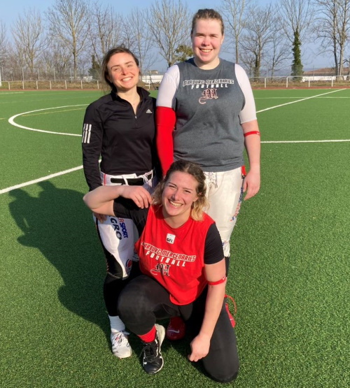 stehend: Marie Zschibsch, Tamara Busecke, kniend: Frederike Seibert