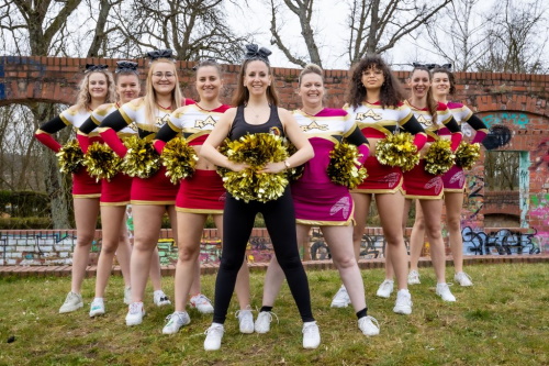 Lisa Migenda und die Cheerleader der Bürstadt Redskins