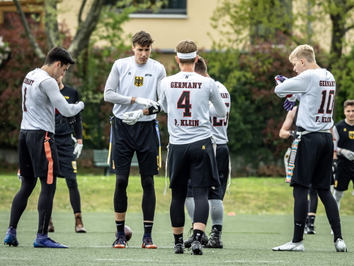 Spielzugbesprechung im Flag Natio Camp