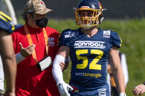 Luigi Figlia im Gespräch mit Linebacker Dennis Frieg