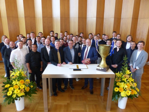 Mannschaftsfoto mit Oberbürgermeister Dirk Hilbert im Festsaal des Dresdner Rathauses