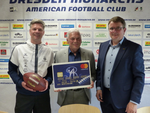 Headcoach Ulz Däuber, Andreas Rieger (Unternehmenssprecher Ostsächsische Sparkasse Dresden) und Dresden-Monarchs-Präsident Sören Glöckner