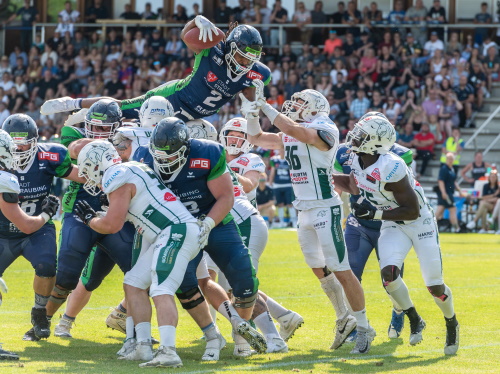 Lamar Carswell fliegt in die Endzone