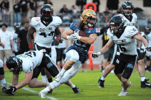 Monarchs vs. Rebels