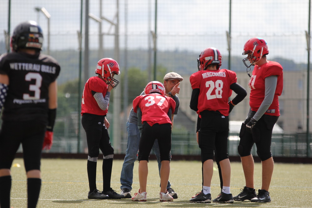 Headcoach Oliver Glaum gibt letzte Anweisungen an seine Offense. Von links: Ben Lagerpusch, Henry Glaum, Leopold Schmölz, Henning Kaufmann