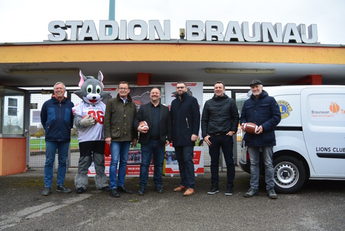 v.l.n.r.: Alfred Delhaye (Braunauer Tafel), Wildcats Willi, Johann Springer (Bgm. Kirchdorf am Inn), Wildcats-Präsident Wolfgang Höfelsauer, Marco Baccili (Vize-Bgm. Braunau), Christoph Simmeit (2. Vorstand Wildcats), Konrad Prommegger (Braunauer Tafel)