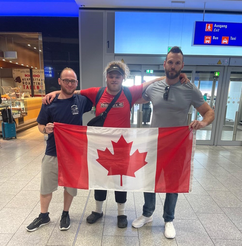 Noah Bursey (M.), Mannschaftskapitän Erik Hensch (l.) und Jason South (weiterer Kanada-Import).