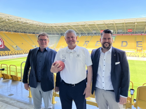 Monarchs-Präsident Sören Glöckner, Dresden-Monarchs-Headcoach Paul Alexander und Henrik Oliver von Oehsen, Unternehmenssprecher Ostsächsische Sparkasse Dresden