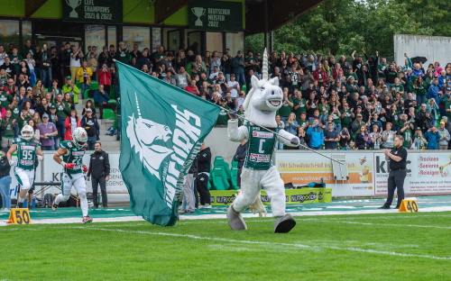 Unicorns Maskottchen Corny freut sich auf die Playoffs in Schwäbisch Hall
