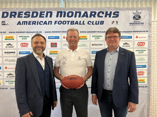 Jan Klemmer (Ostsächsische Sparkasse Dresden), Dresden-Monarchs-Headcoach Greg Seamon und Dresden-Monarchs-Präsident Sören Glöckner